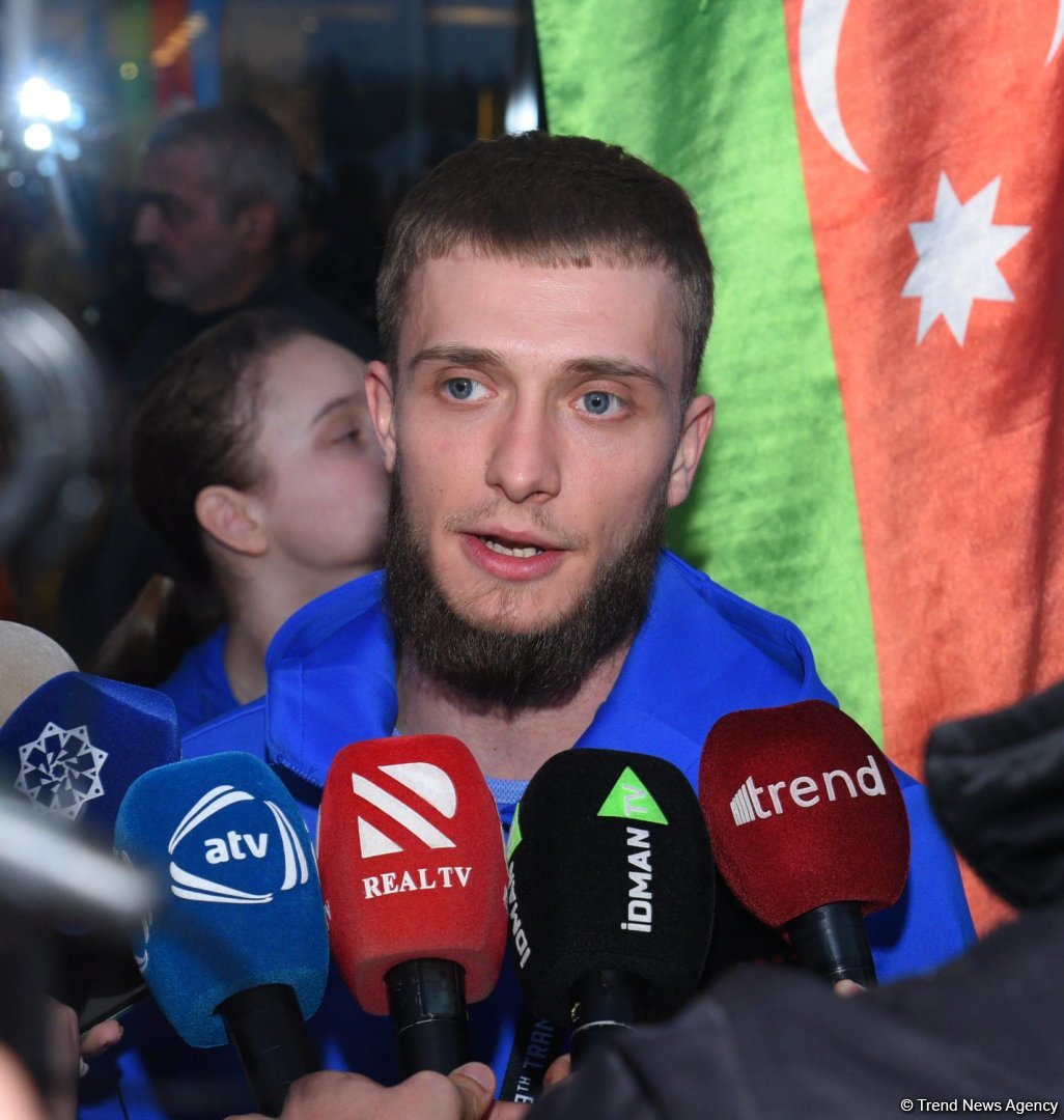 Avropa çempionatında qızıl və gümüş medallar qazanan gimnastlarımız Vətənə dönüblər (FOTO)