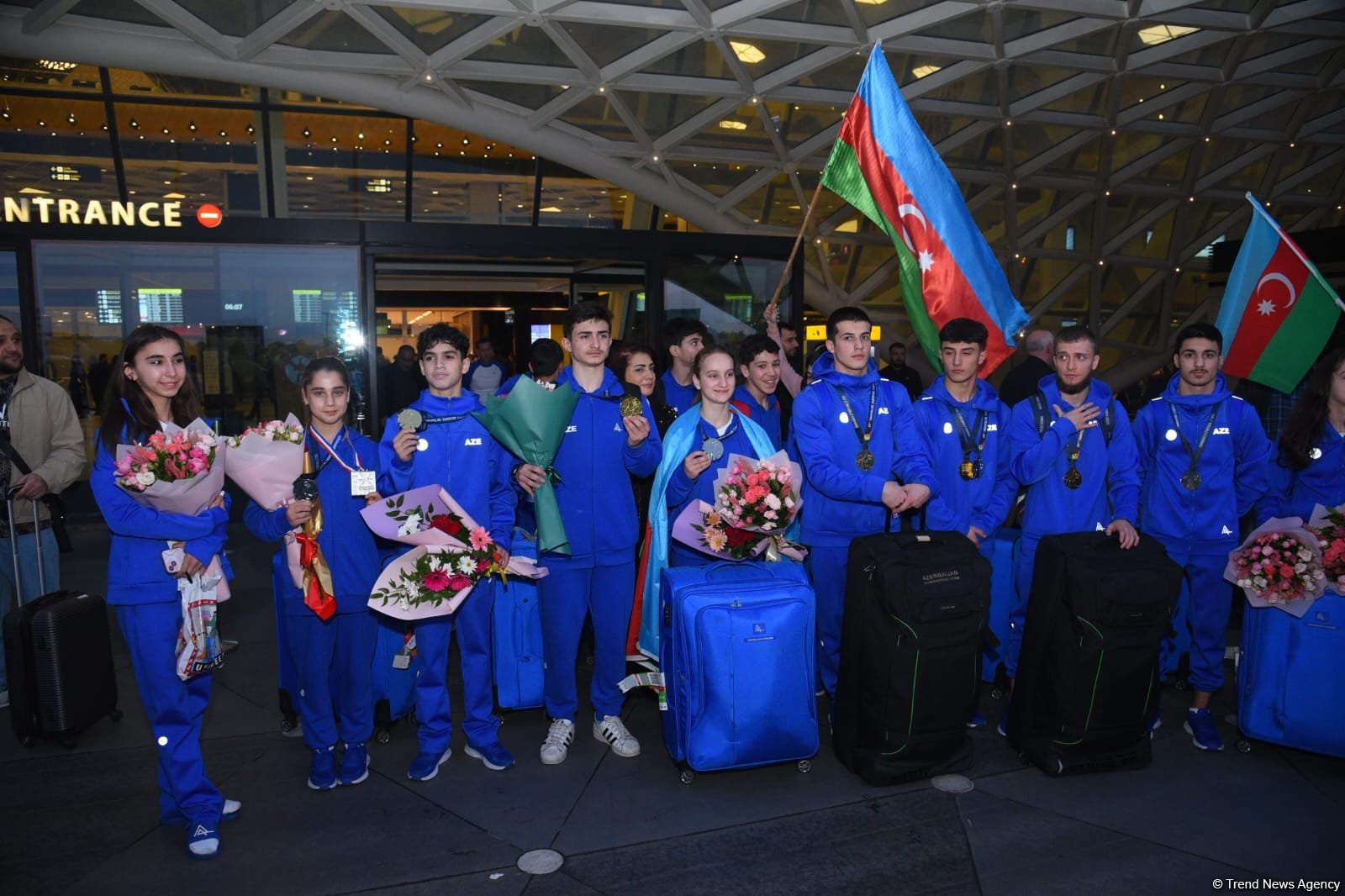 Avropa çempionatında qızıl və gümüş medallar qazanan gimnastlarımız Vətənə dönüblər (FOTO)