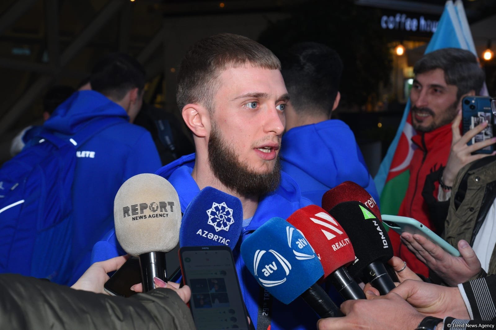 Avropa çempionatında qızıl və gümüş medallar qazanan gimnastlarımız Vətənə dönüblər (FOTO)