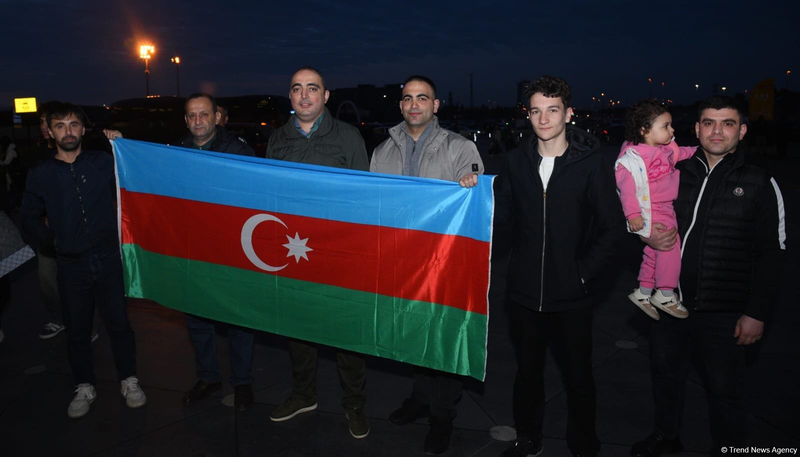 Avropa çempionatında qızıl və gümüş medallar qazanan gimnastlarımız Vətənə dönüblər (FOTO)