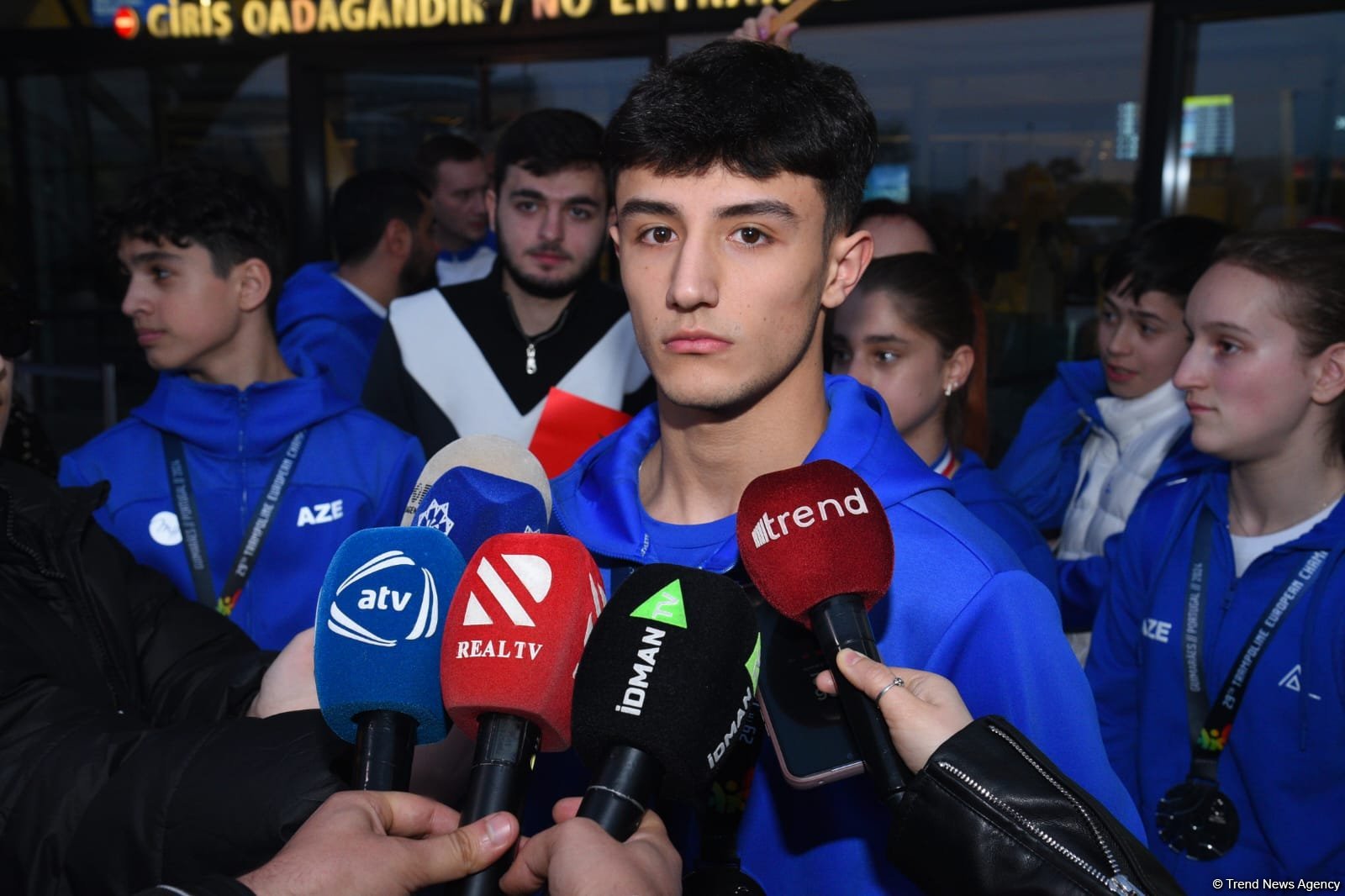 Avropa çempionatında qızıl və gümüş medallar qazanan gimnastlarımız Vətənə dönüblər (FOTO)