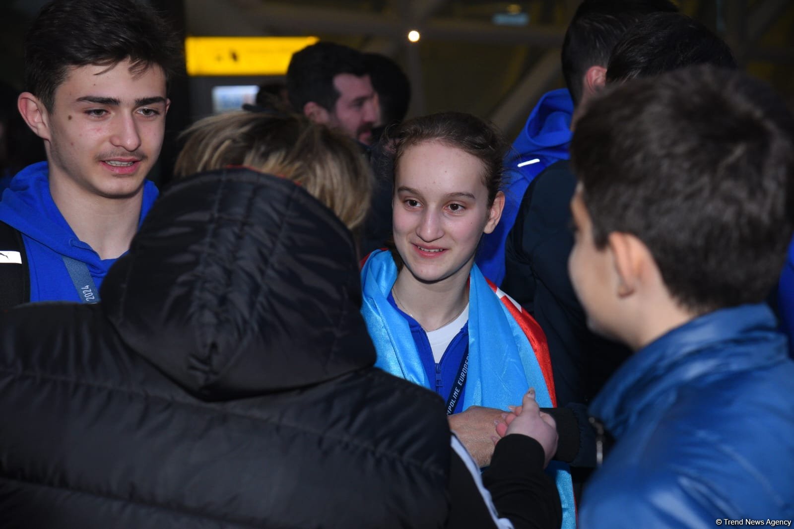 Avropa çempionatında qızıl və gümüş medallar qazanan gimnastlarımız Vətənə dönüblər (FOTO)
