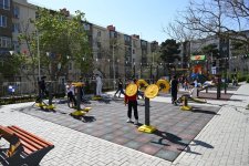 Heydər Əliyev Fondunun vitse-prezidenti Leyla Əliyevanın iştirakı ilə növbəti abad həyətlər sakinlərin istifadəsinə verilib (FOTO)