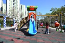 Heydər Əliyev Fondunun vitse-prezidenti Leyla Əliyevanın iştirakı ilə növbəti abad həyətlər sakinlərin istifadəsinə verilib (FOTO)