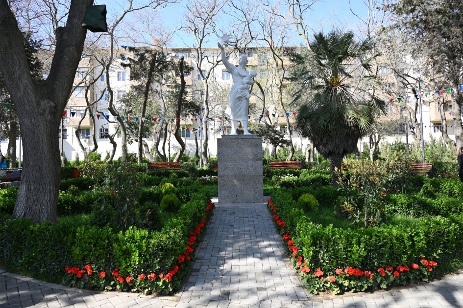 Heydər Əliyev Fondunun vitse-prezidenti Leyla Əliyevanın iştirakı ilə növbəti abad həyətlər sakinlərin istifadəsinə verilib (FOTO)