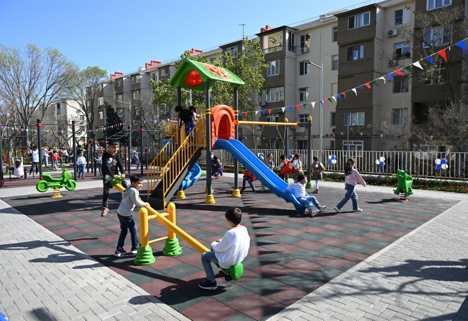 Heydər Əliyev Fondunun vitse-prezidenti Leyla Əliyevanın iştirakı ilə növbəti abad həyətlər sakinlərin istifadəsinə verilib (FOTO)