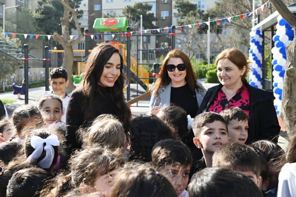 Heydər Əliyev Fondunun vitse-prezidenti Leyla Əliyevanın iştirakı ilə növbəti abad həyətlər sakinlərin istifadəsinə verilib (FOTO)