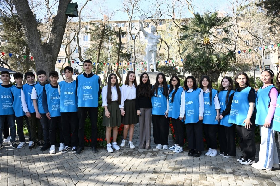 Heydər Əliyev Fondunun vitse-prezidenti Leyla Əliyevanın iştirakı ilə növbəti abad həyətlər sakinlərin istifadəsinə verilib (FOTO)