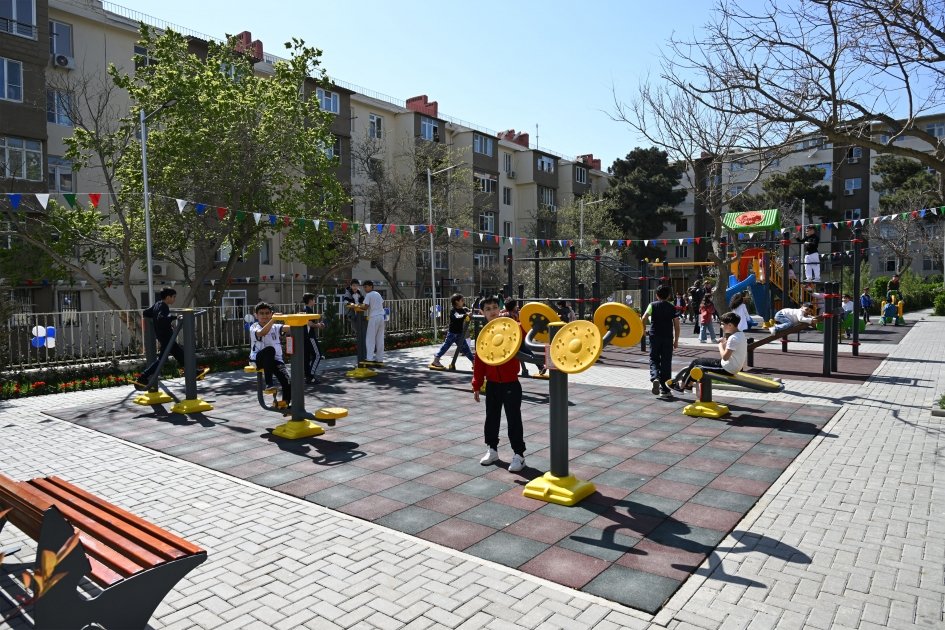 Heydər Əliyev Fondunun vitse-prezidenti Leyla Əliyevanın iştirakı ilə növbəti abad həyətlər sakinlərin istifadəsinə verilib (FOTO)