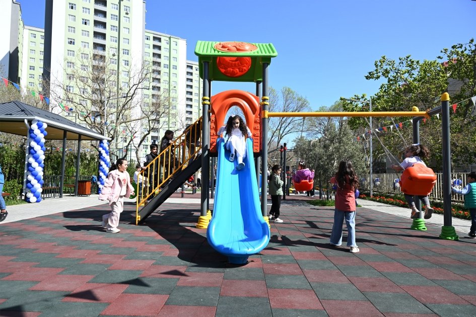 Heydər Əliyev Fondunun vitse-prezidenti Leyla Əliyevanın iştirakı ilə növbəti abad həyətlər sakinlərin istifadəsinə verilib (FOTO)