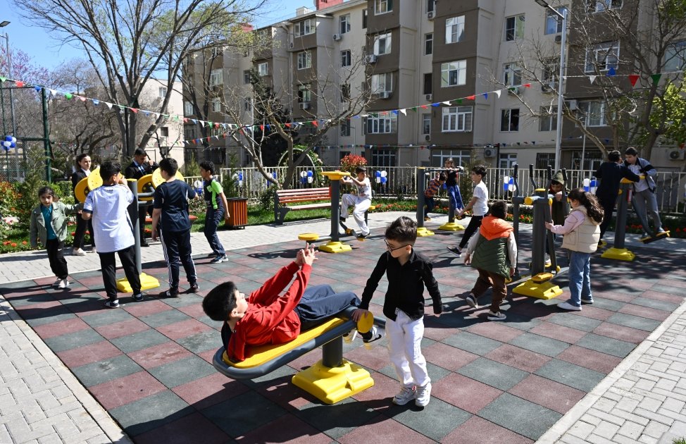 Heydər Əliyev Fondunun vitse-prezidenti Leyla Əliyevanın iştirakı ilə növbəti abad həyətlər sakinlərin istifadəsinə verilib (FOTO)