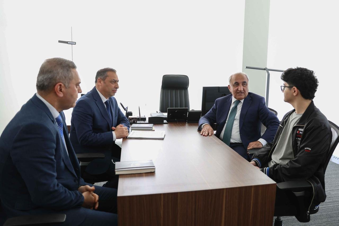 UNEC rektoru buraxılış imtahanında ən yüksək bal toplayan abituriyentlə görüşüb