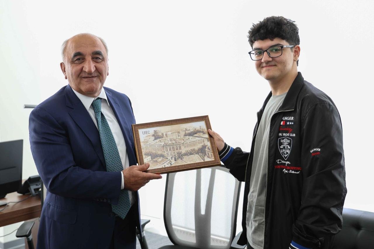 UNEC rektoru buraxılış imtahanında ən yüksək bal toplayan abituriyentlə görüşüb