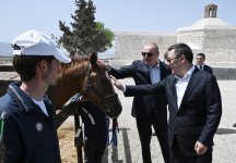 Prezident İlham Əliyev Sadır Japarova Qarabağ atı hədiyyə etdi (FOTO)