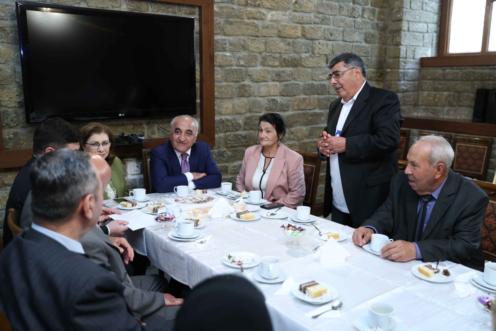 İqtisad Universitetinin məzunları 50 illik yubileylərini UNEC-də qeyd ediblər (FOTO)