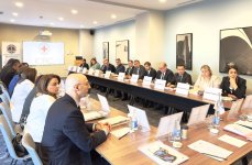 “Silahlı münaqişə kontekstində saxlanılan şəxslərin statusu” mövzusunda seminar keçirilib