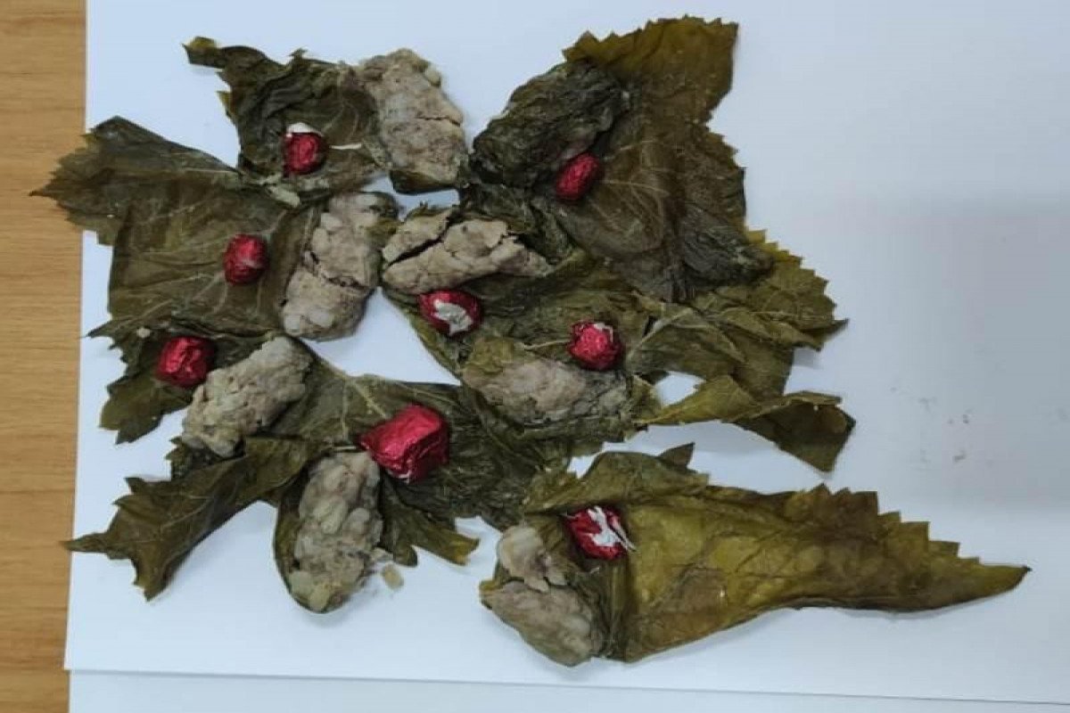 Qardaş həbsdə olan qardaşına dolmanın içində narkotik keçirmək istəyib