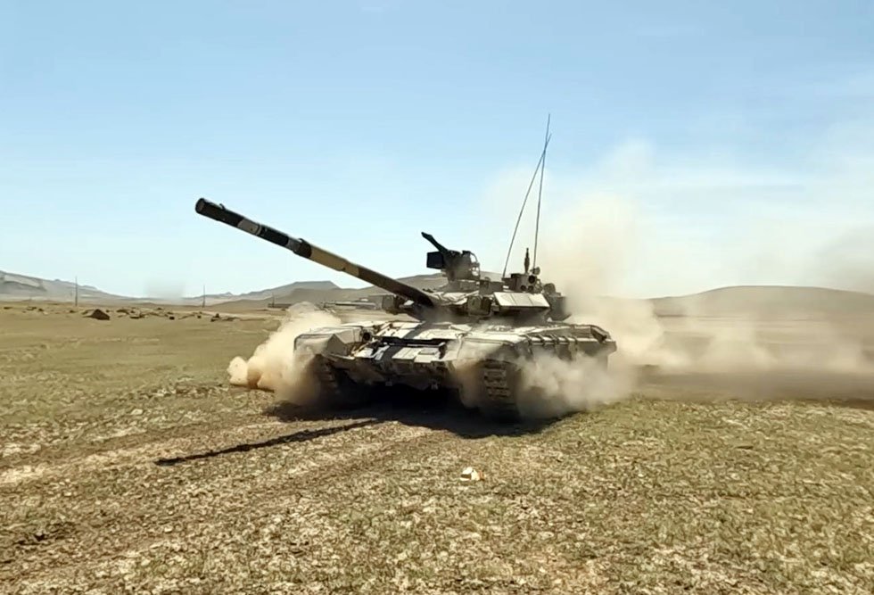 Tank bölmələri ilə intensiv döyüş hazırlığı məşğələləri keçirilir - VİDEO