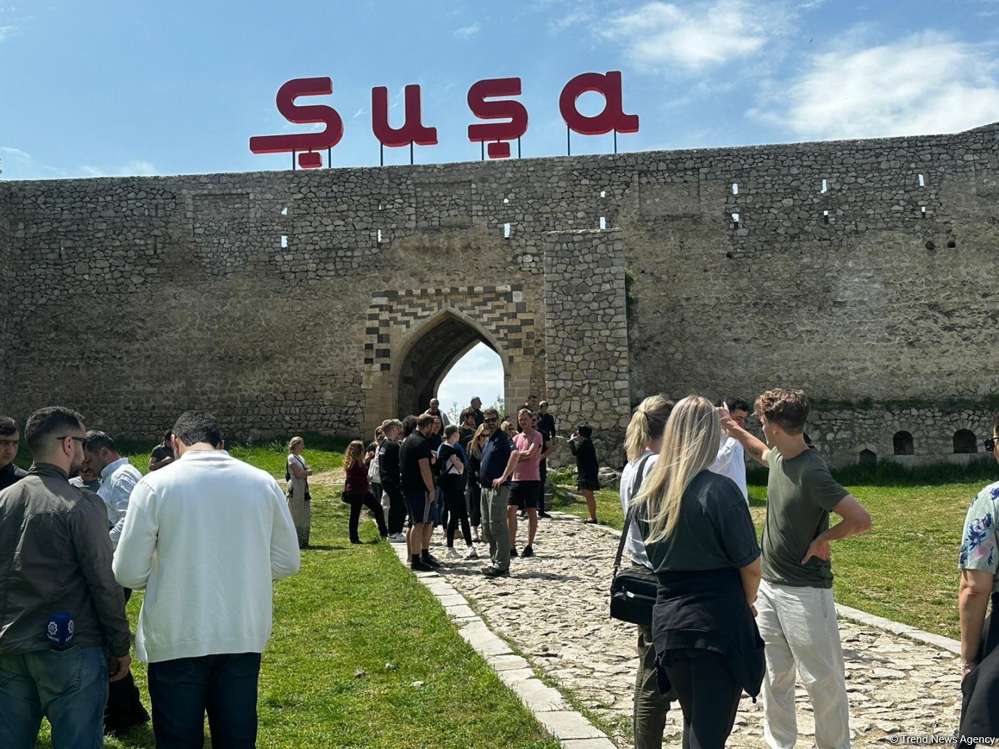 Beynəlxalq səyyahlar Cıdır düzündə (FOTO)
