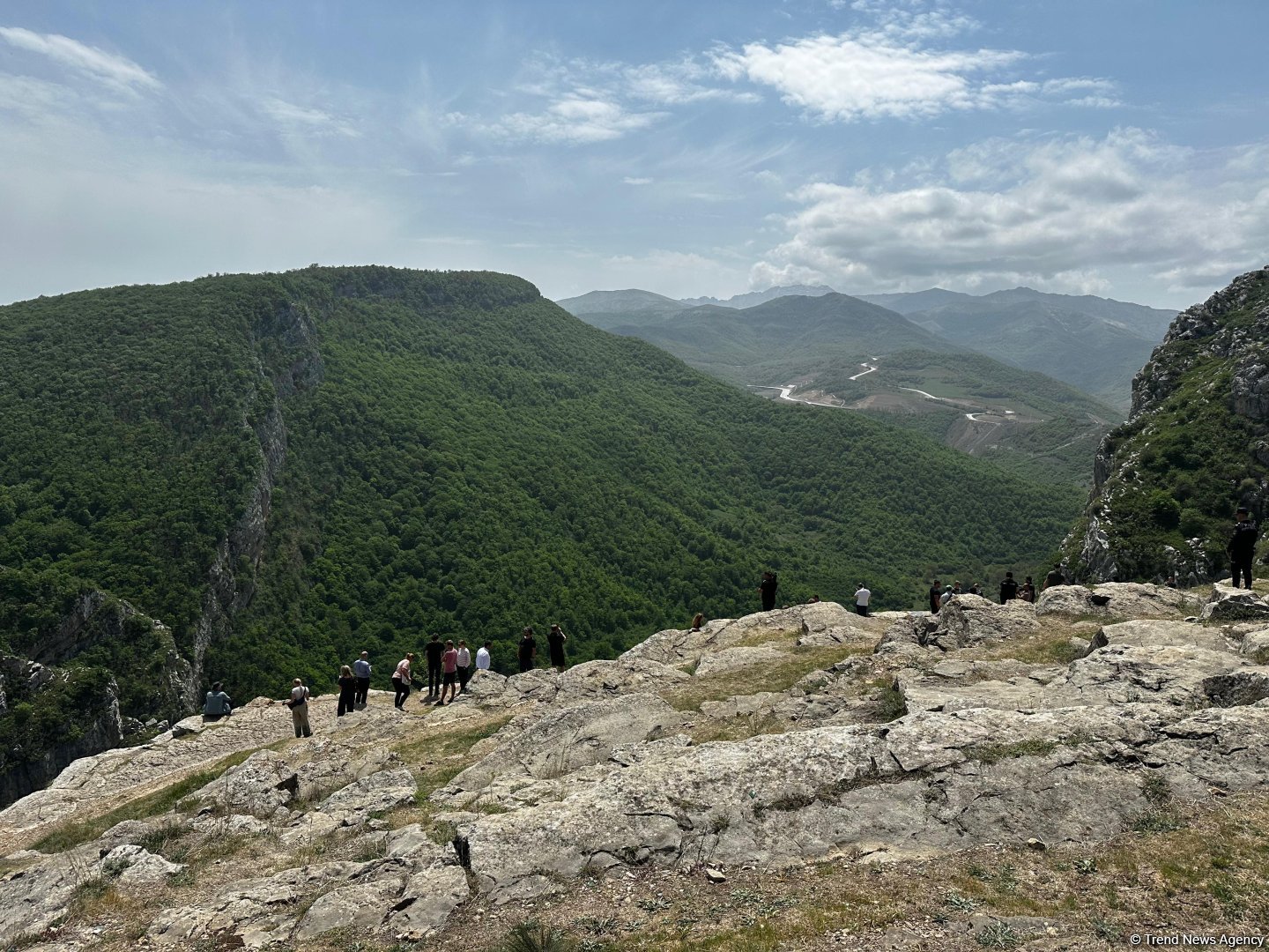 Beynəlxalq səyyahlar Cıdır düzündə (FOTO)