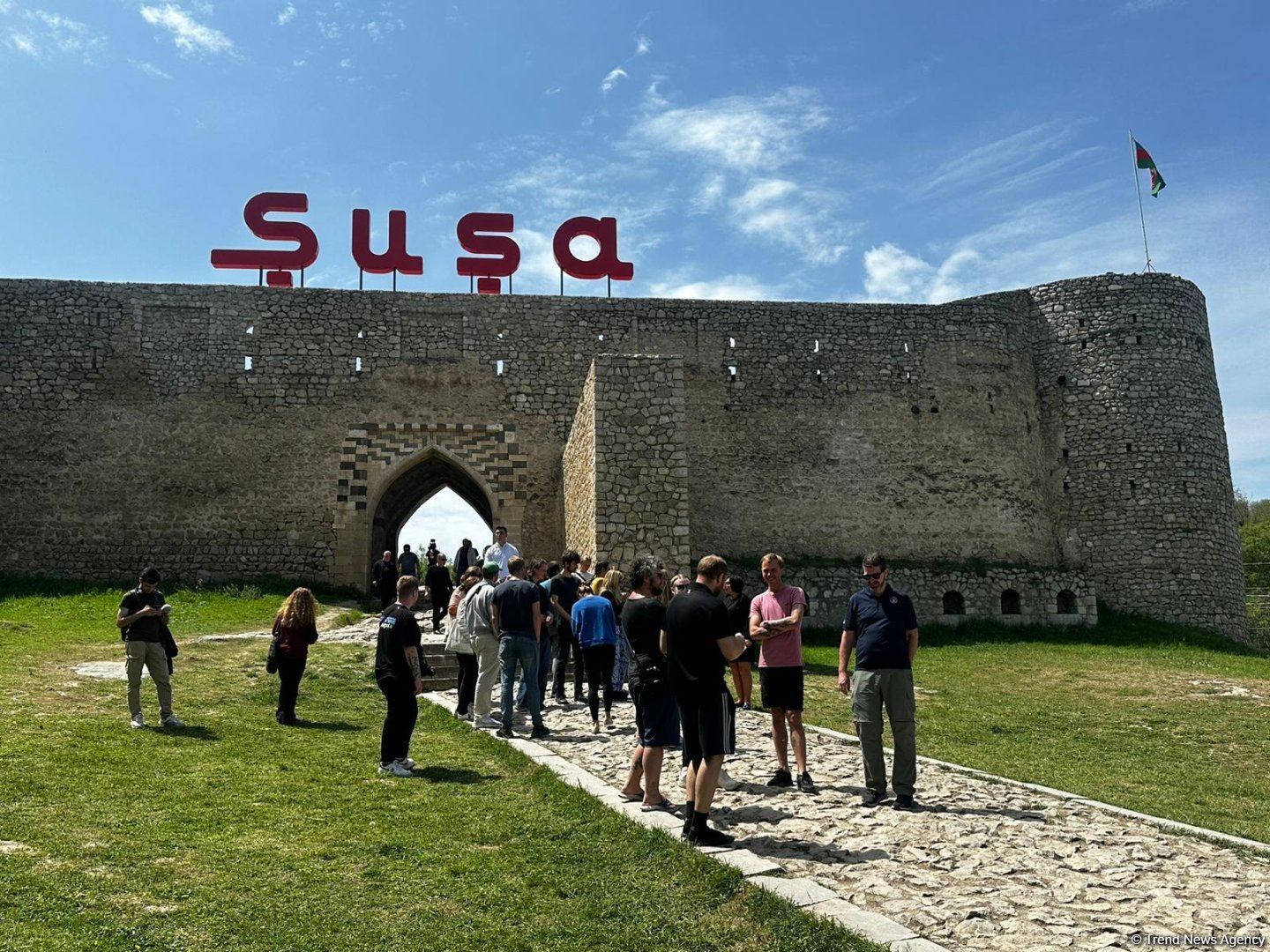 Beynəlxalq səyyahlar Cıdır düzündə (FOTO)