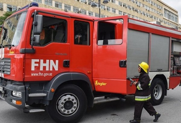 Sumqayıtda həyətyanı sahədə baş verən yanğının evə keçməsinin qarşısı alınıb - FHN (VİDEO)