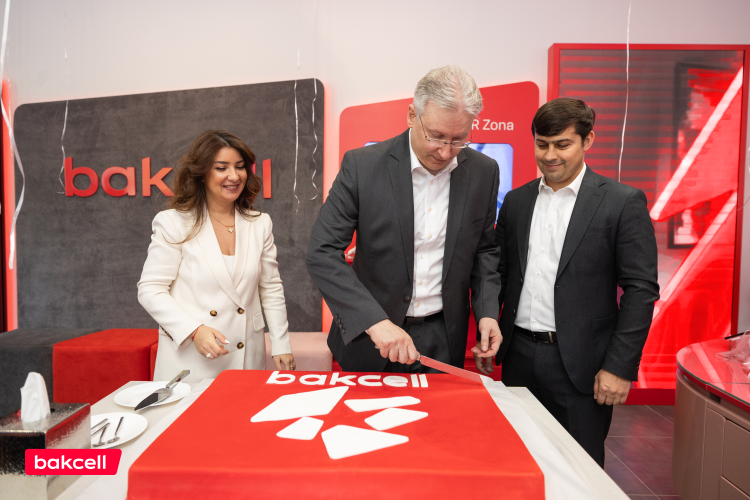 Bakcell Fəvvarələr Meydanında yeni innovativ mağazasını təqdim etdi (FOTO)