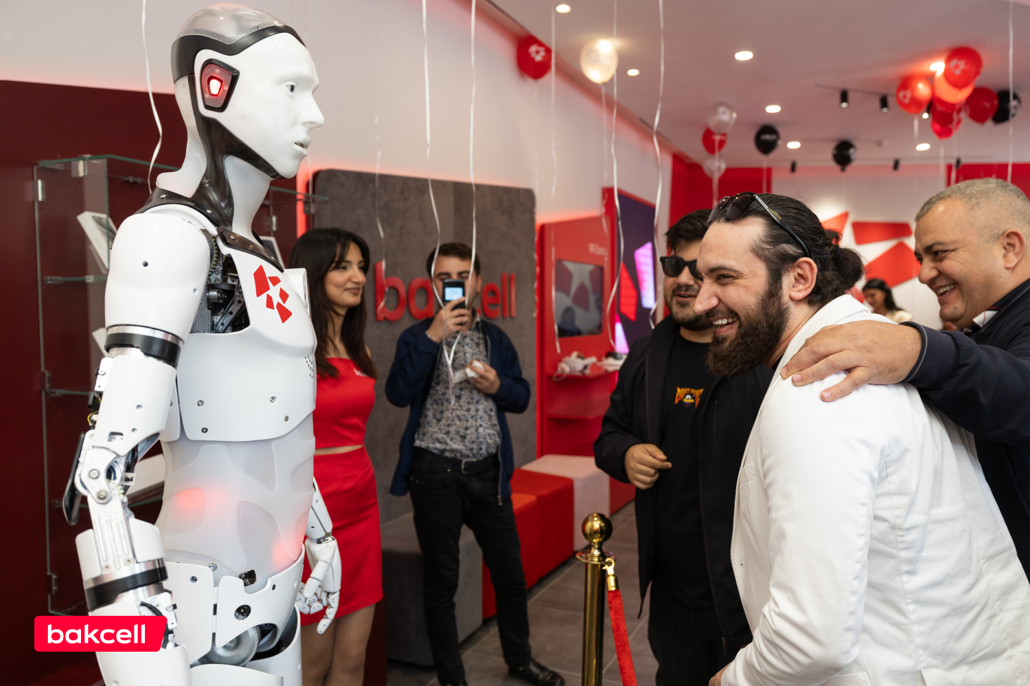 Bakcell Fəvvarələr Meydanında yeni innovativ mağazasını təqdim etdi (FOTO)