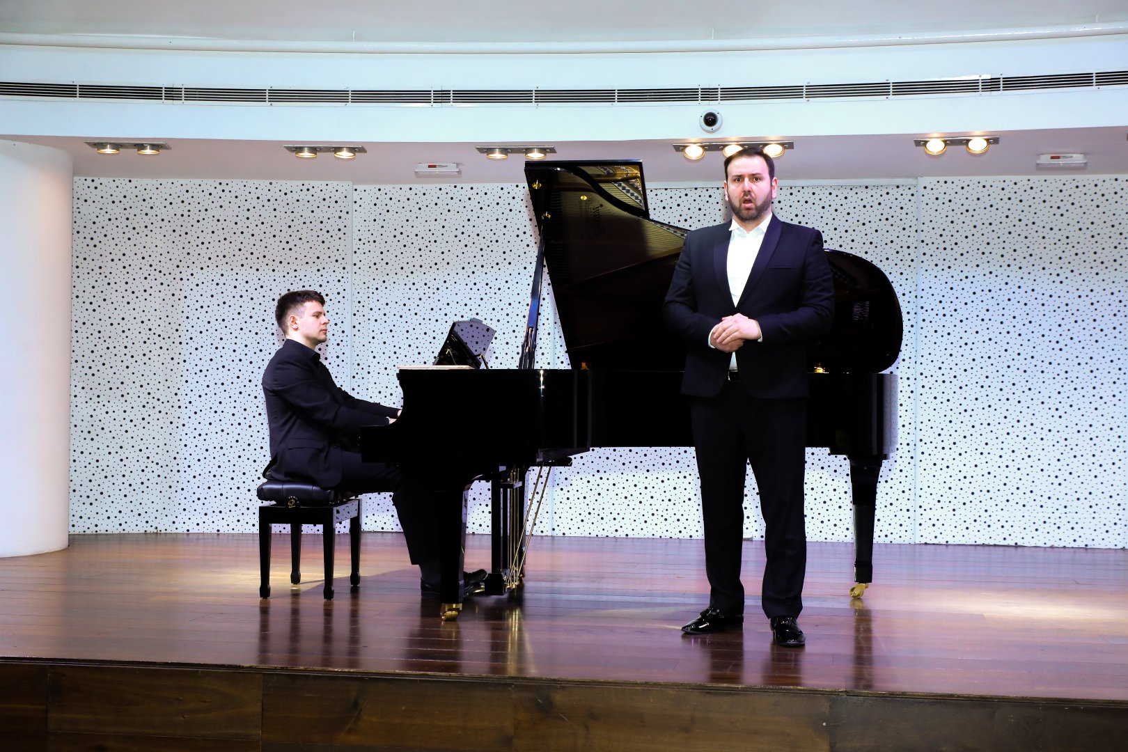 Bakıda opera sənətinin xarici ulduzları ilə klassik musiqi gecəsi keçirilib (FOTO)