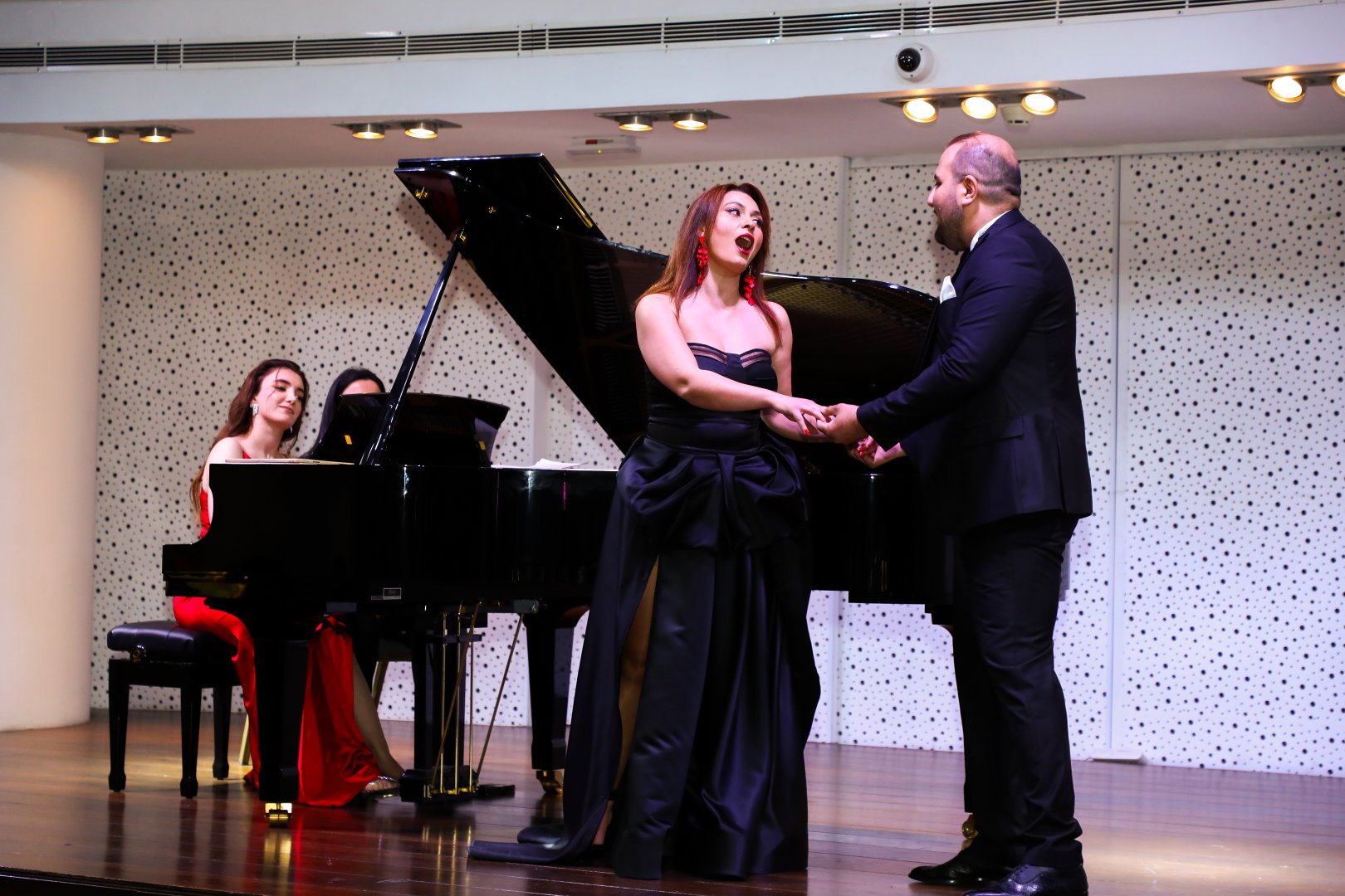 Bakıda opera sənətinin xarici ulduzları ilə klassik musiqi gecəsi keçirilib (FOTO)