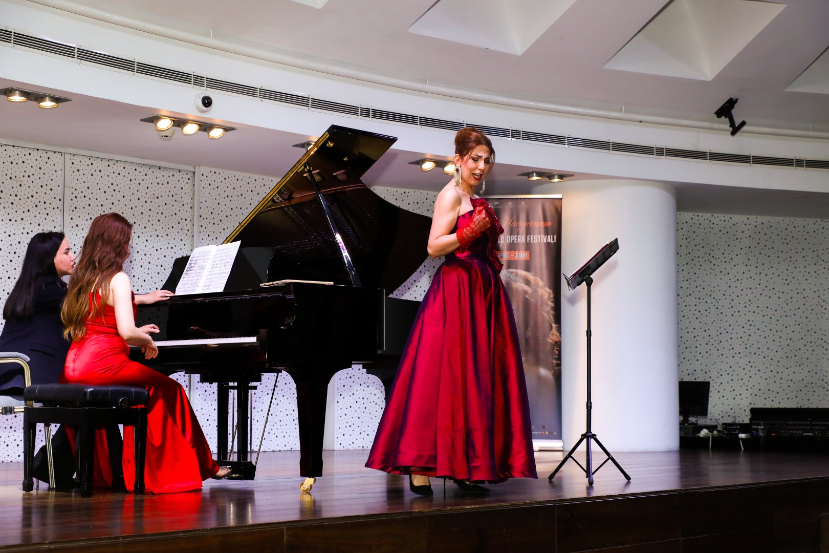 Bakıda opera sənətinin xarici ulduzları ilə klassik musiqi gecəsi keçirilib (FOTO)