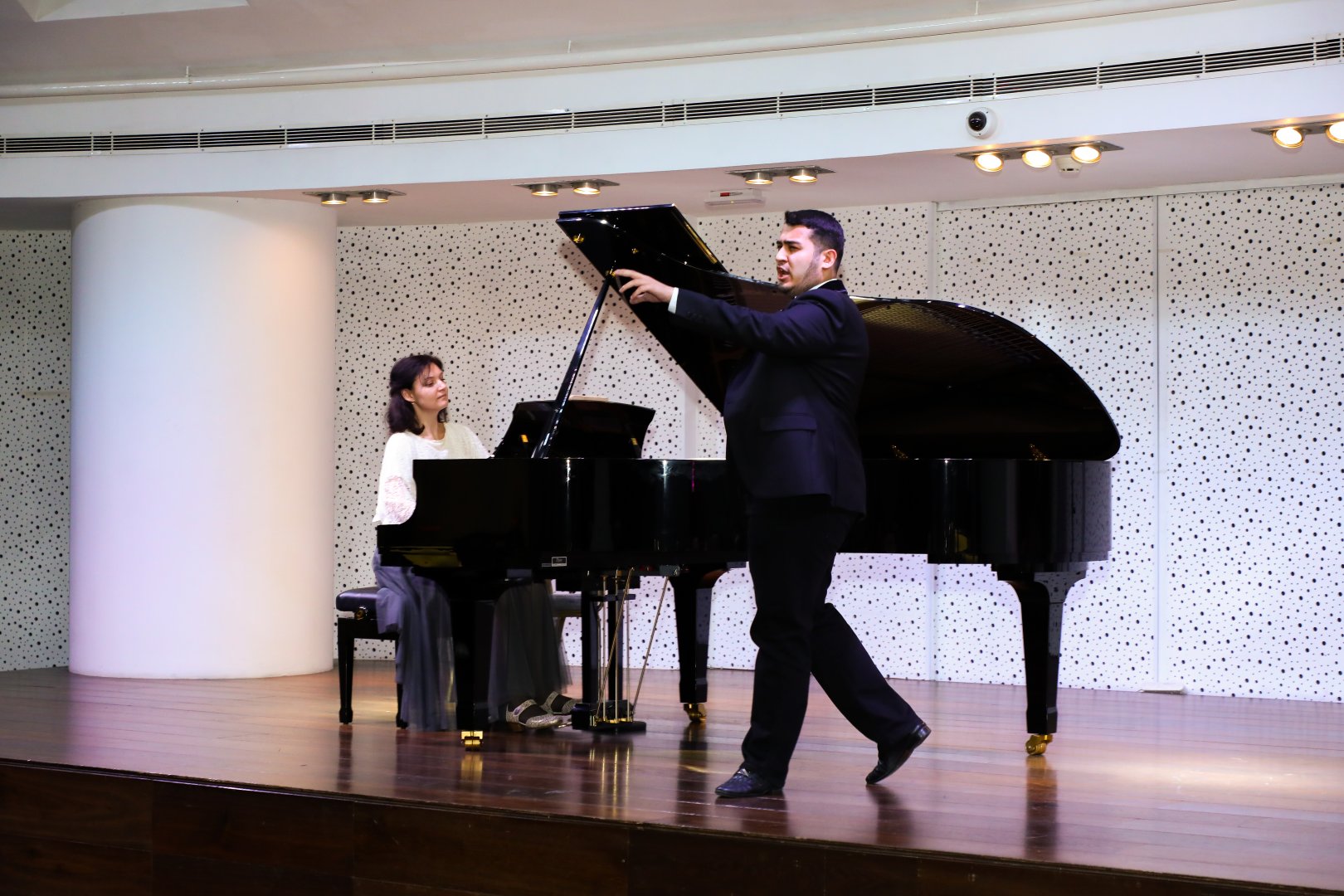 Bakıda opera sənətinin xarici ulduzları ilə klassik musiqi gecəsi keçirilib (FOTO)
