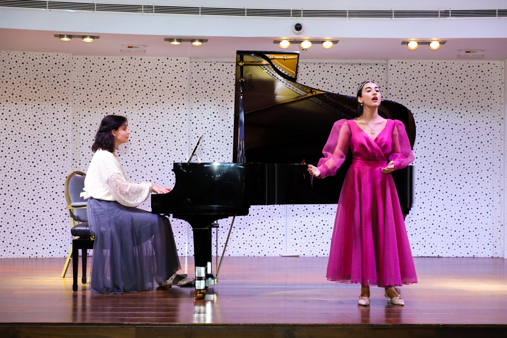 Bakıda opera sənətinin xarici ulduzları ilə klassik musiqi gecəsi keçirilib (FOTO)