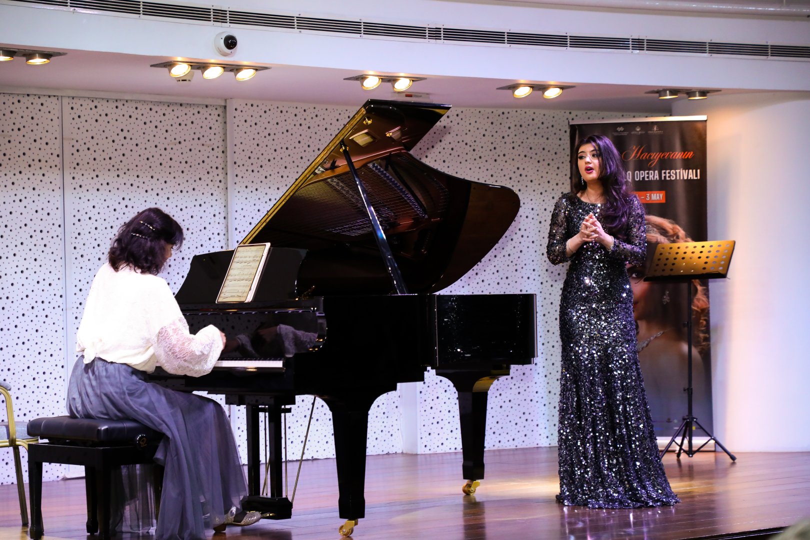 Bakıda opera sənətinin xarici ulduzları ilə klassik musiqi gecəsi keçirilib (FOTO)