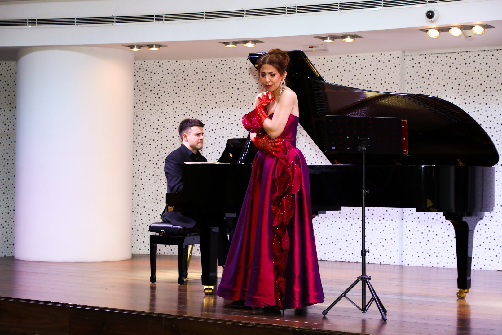Bakıda opera sənətinin xarici ulduzları ilə klassik musiqi gecəsi keçirilib (FOTO)