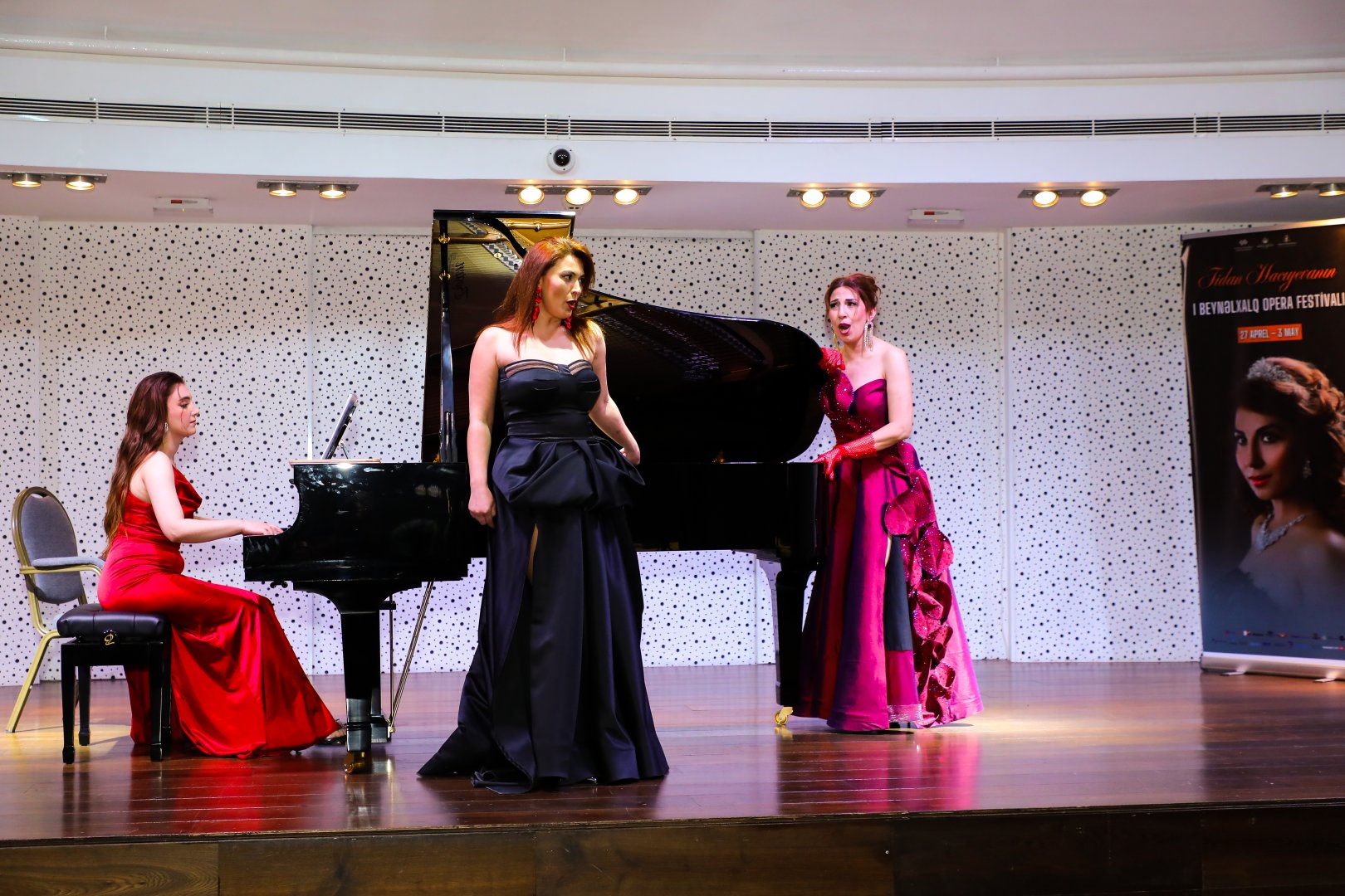 Bakıda opera sənətinin xarici ulduzları ilə klassik musiqi gecəsi keçirilib (FOTO)