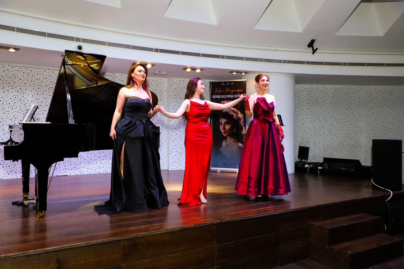 Bakıda opera sənətinin xarici ulduzları ilə klassik musiqi gecəsi keçirilib (FOTO)