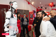 Bakcell Fəvvarələr Meydanında yeni innovativ mağazasını təqdim etdi (FOTO)