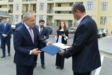 Bakıda neftçilərə evlər verildi (FOTO)