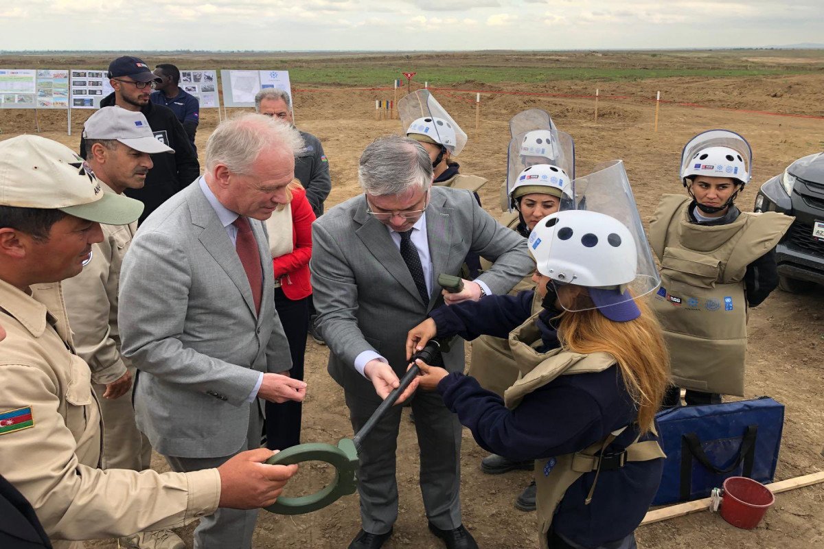 Avropa Komissiyasının rəsmisi Ağdamda minatəmizləmə prosesi ilə tanış olub (FOTO)