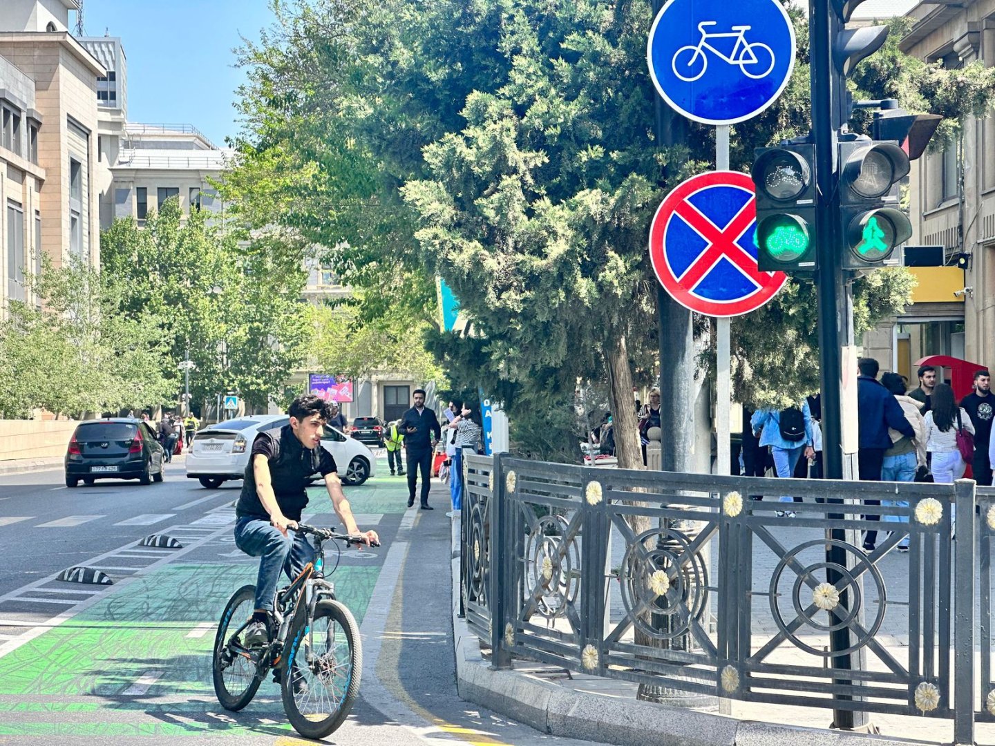 Bakının bu yerlərində yerləşən işıqforlarda velosiped bölmələrinin quraşdırılması işləri yekunlaşıb