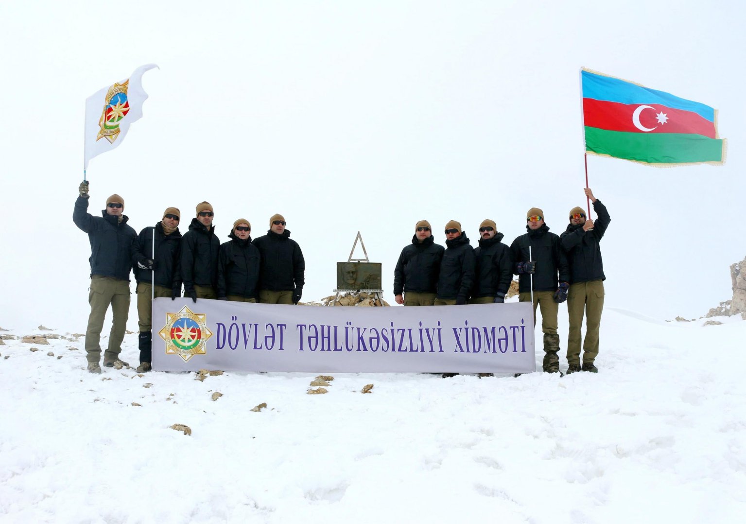 DTX-nin əməkdaşları “Heydər zirvəsi”nə yürüş təşkil ediblər (FOTO)