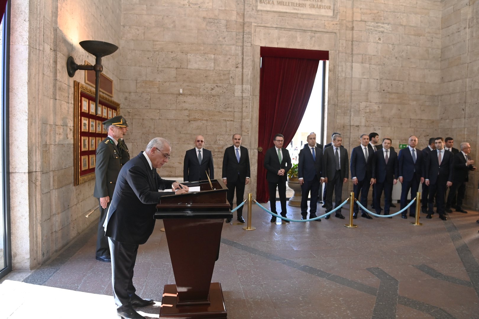 Əli Əsədov Ankarada Anıtqəbiri ziyarət edib (FOTO)