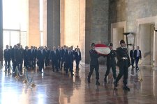 Əli Əsədov Ankarada Anıtqəbiri ziyarət edib (FOTO)