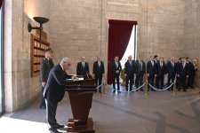 Əli Əsədov Ankarada Anıtqəbiri ziyarət edib (FOTO)