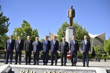 Əli Əsədov Ankarada Ümummilli Lider Heydər Əliyevin abidəsini ziyarət edib (FOTO)