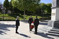 Əli Əsədov Ankarada Ümummilli Lider Heydər Əliyevin abidəsini ziyarət edib (FOTO)