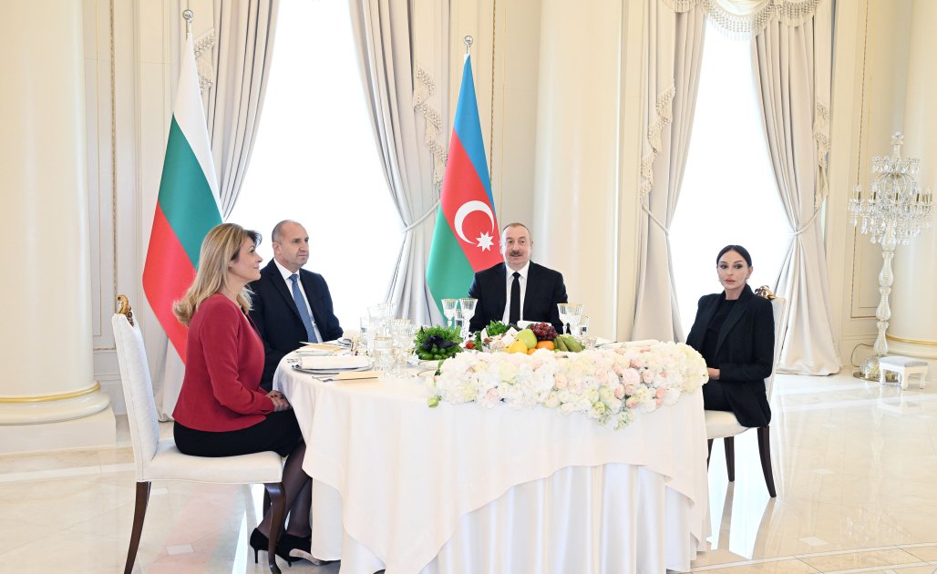 Prezident İlham Əliyevin və Birinci xanım Mehriban Əliyevanın adından Rumen Radev və xanımının şərəfinə rəsmi nahar verilib (FOTO/VİDEO)