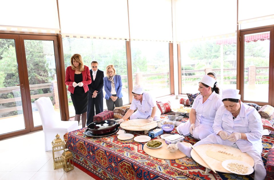 Bolqarıstanın birinci xanımı Azərbaycan milli mətbəxinin nümunələri ilə tanış olub (FOTO)