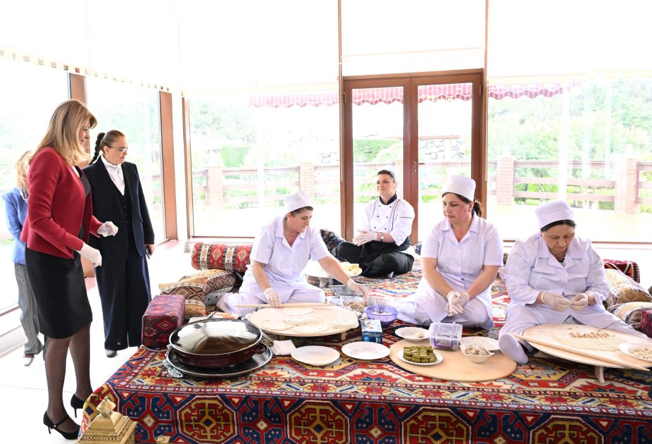 Bolqarıstanın birinci xanımı Azərbaycan milli mətbəxinin nümunələri ilə tanış olub (FOTO)